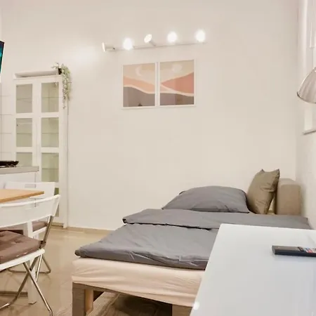 Gemuetliches Kleines Studio-apartment In Lage Naehe Innenstadt Mit Klimaanlage דירה *