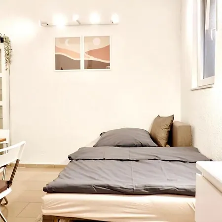 Gemuetliches Kleines Studio-apartment In Lage Naehe Innenstadt Mit Klimaanlage דירה