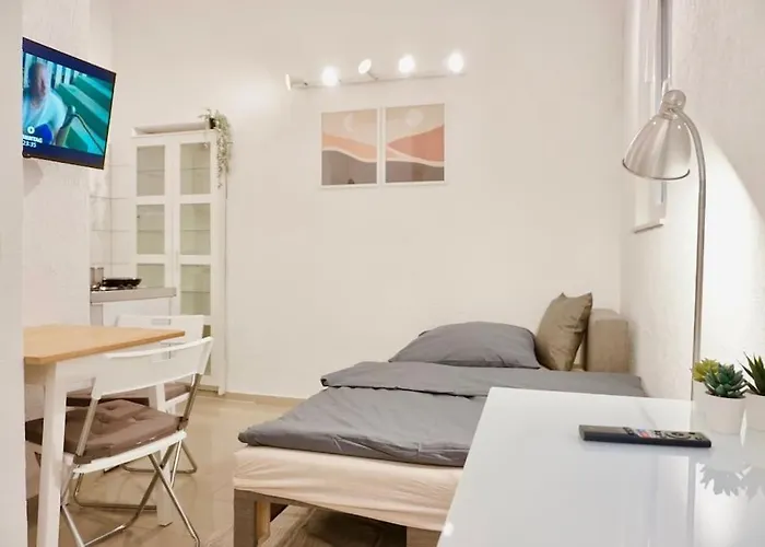 Gemuetliches Kleines Studio-apartment In Lage Naehe Innenstadt Mit Klimaanlage דירה *