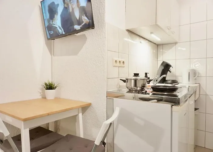 Gemuetliches Kleines Studio-apartment In Lage Naehe Innenstadt Mit Klimaanlage דירה