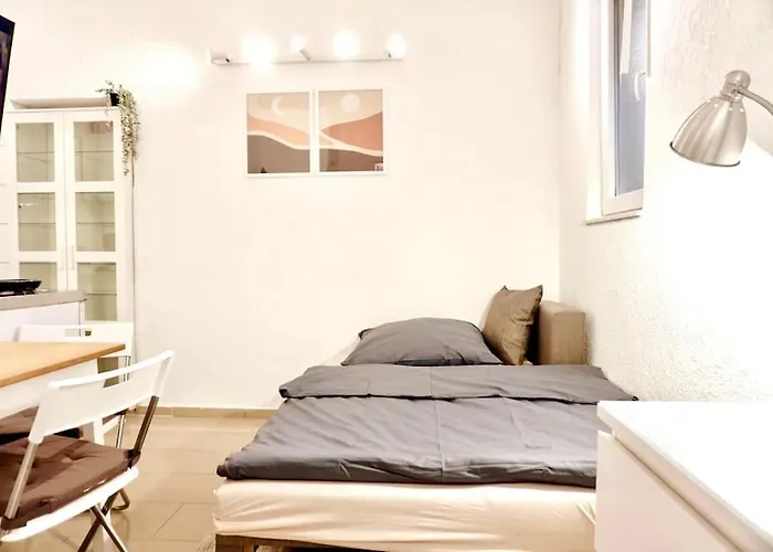 Gemuetliches Kleines Studio-apartment In Lage Naehe Innenstadt Mit Klimaanlage דירה
