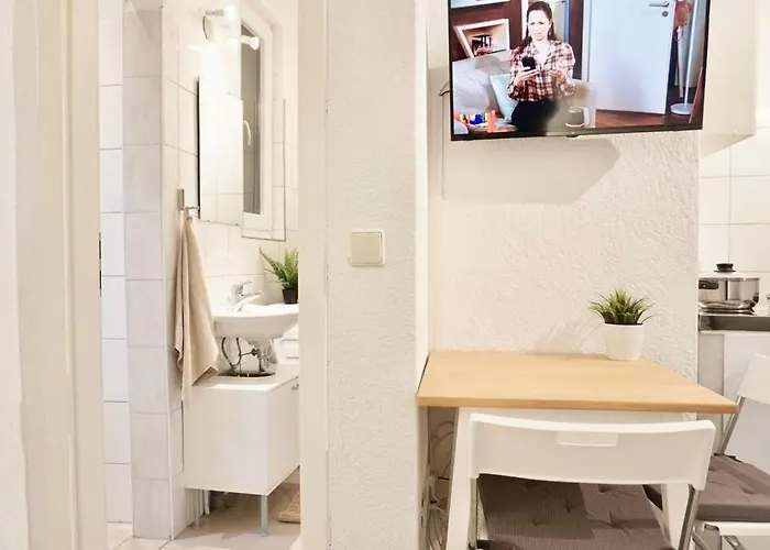 Gemuetliches Kleines Studio-apartment In Lage Naehe Innenstadt Mit Klimaanlage